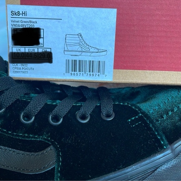 Vans WMNS Sk8-Hi Velvet Green/Black
VN0A4BVT203
Sneakers - Picture 16 of 16
